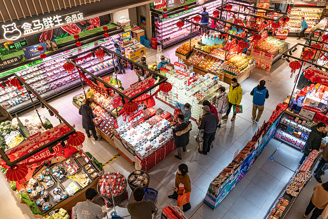 Customers shop at a Freshippo supermarket in Shanghai in 2021. Photo: VCG