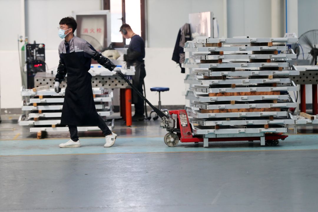 Workers process a new aluminum alloy case for new-energy vehicle batteries in March 2022 at a factory in Huaibei, East China’s Anhui province. Photo: VCG