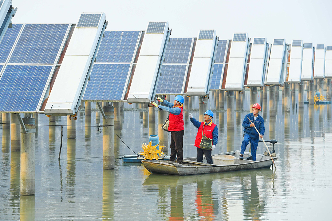 Workers inspect solar panels in November 2021 in a town in Tianchang, East China’s Anhui province. Photo: VCG