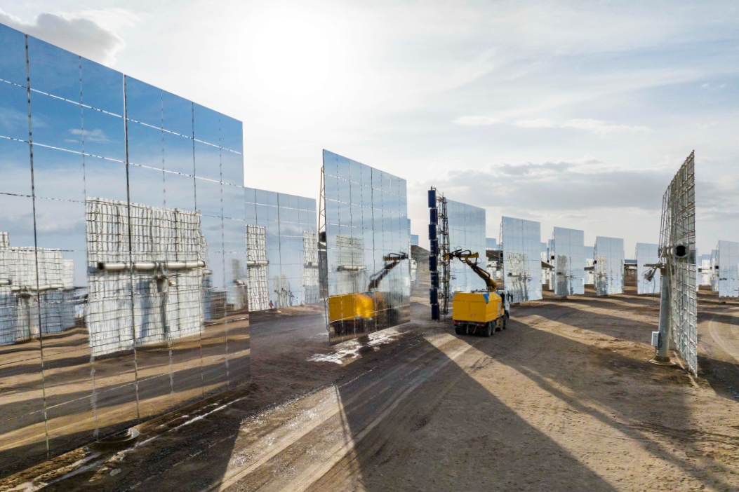 Maintenance personnel conduct a water flushing of the mirrors for the 50-megawatt molten salt tower solar thermal power project by China Green Development Investment Group in Golmud, Northwest China’s Qinghai province on June 1. Photo: VCG