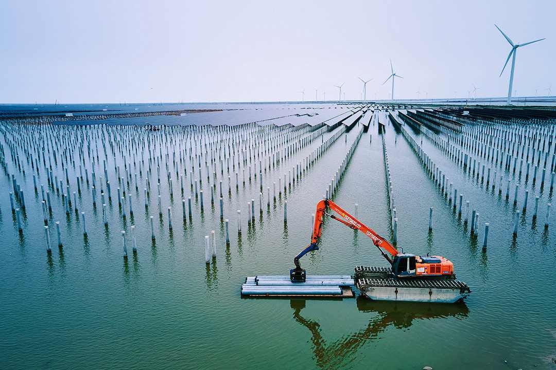 A worker operates machinery at the construction of solar power generation project in Binzhou, Shandong province on Sept. 8. Photo: VCG